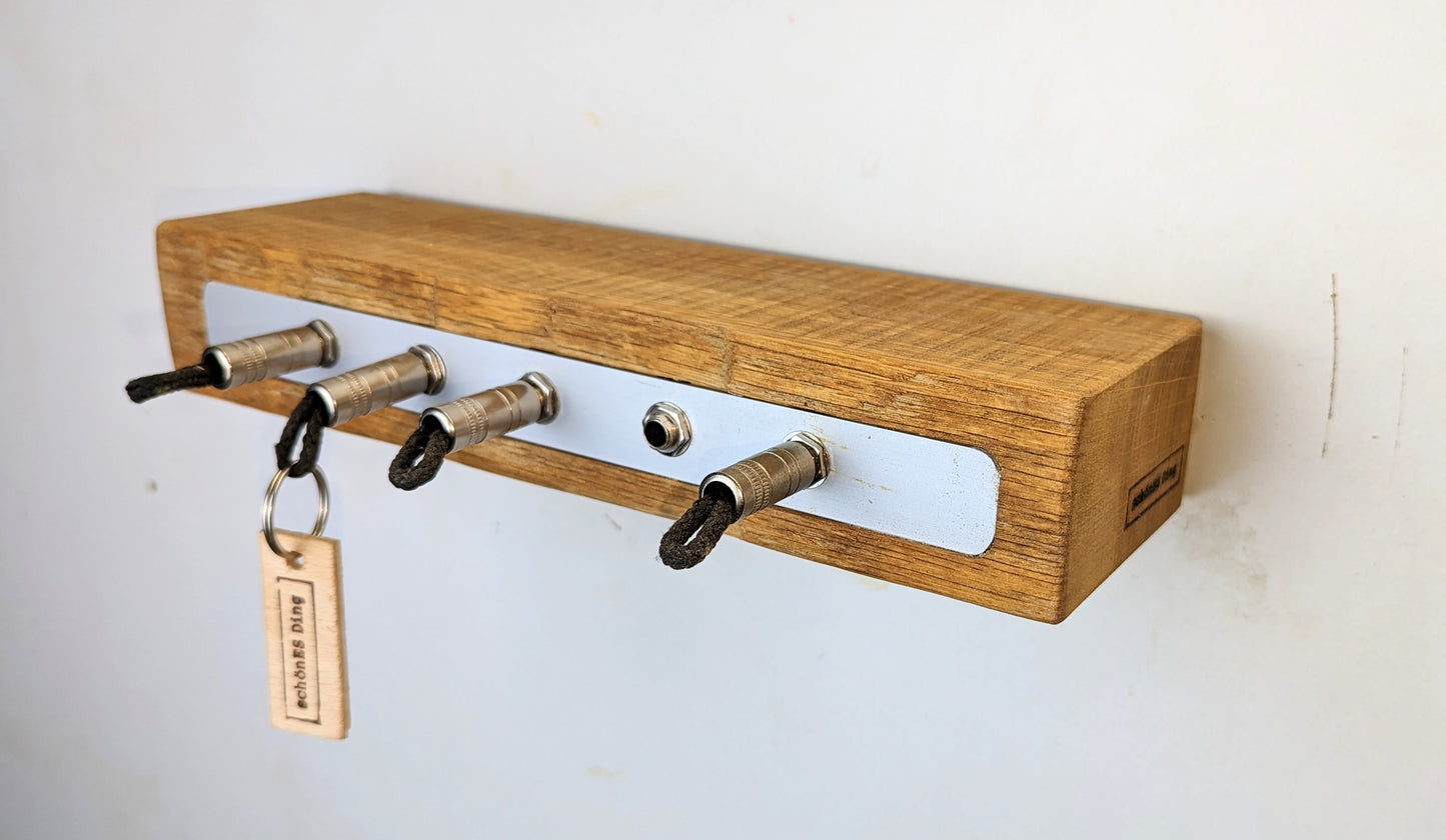Schlüsselboard aus Holz mit Klinkenstecker.
Der Klinkenstecker kommt einfach an den Ring des Schlüssels. Mit einem „click“ steckt er im Board und kann so beim Gehen auch wieder herausgezogen werden.
So einfach kann Ordnung sein!
Und weil es Spaß macht, macht ihr es auch (ja, auch die Person, von der ihr gerade denkt: „Never, der nicht!“).
Nie wieder den Schlüssel suchen.