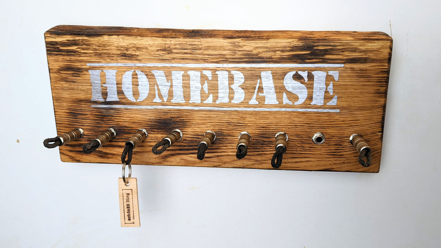 Schlüsselbrett aus Holz mit Klinkenstecker.
Der Klinkenstecker kommt einfach an den Ring des Schlüssels. Mit einem „click“ steckt er im Board und kann so beim Gehen auch wieder herausgezogen werden.
So einfach kann Ordnung sein!
Und weil es Spaß macht, macht ihr es auch (ja, auch die Person, von der ihr gerade denkt: „Never, der nicht!“).
Nie wieder den Schlüssel suchen.
www.schönesding.de