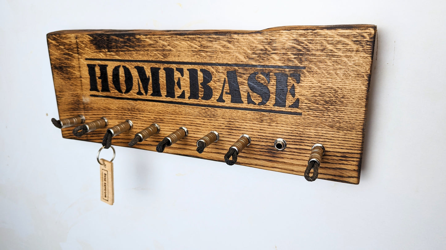 Schlüsselbrett aus Holz mit Klinkenstecker.
Der Klinkenstecker kommt einfach an den Ring des Schlüssels. Mit einem „click“ steckt er im Board und kann so beim Gehen auch wieder herausgezogen werden.
So einfach kann Ordnung sein!
Und weil es Spaß macht, macht ihr es auch (ja, auch die Person, von der ihr gerade denkt: „Never, der nicht!“).
Nie wieder den Schlüssel suchen.
www.schönesding.de