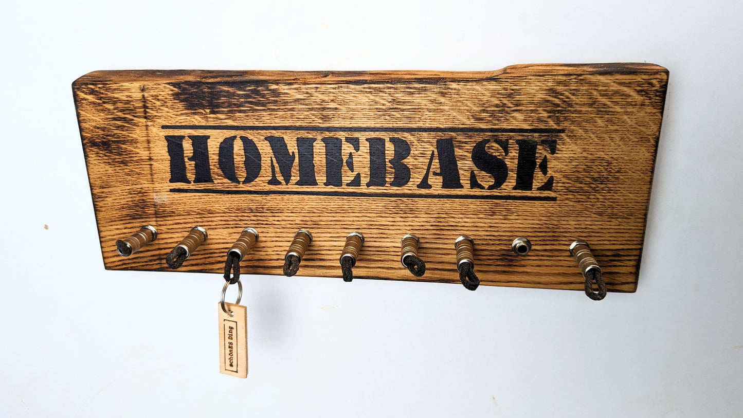 Schlüsselbrett aus Holz mit Klinkenstecker.
Der Klinkenstecker kommt einfach an den Ring des Schlüssels. Mit einem „click“ steckt er im Board und kann so beim Gehen auch wieder herausgezogen werden.
So einfach kann Ordnung sein!
Und weil es Spaß macht, macht ihr es auch (ja, auch die Person, von der ihr gerade denkt: „Never, der nicht!“).
Nie wieder den Schlüssel suchen.
www.schönesding.de