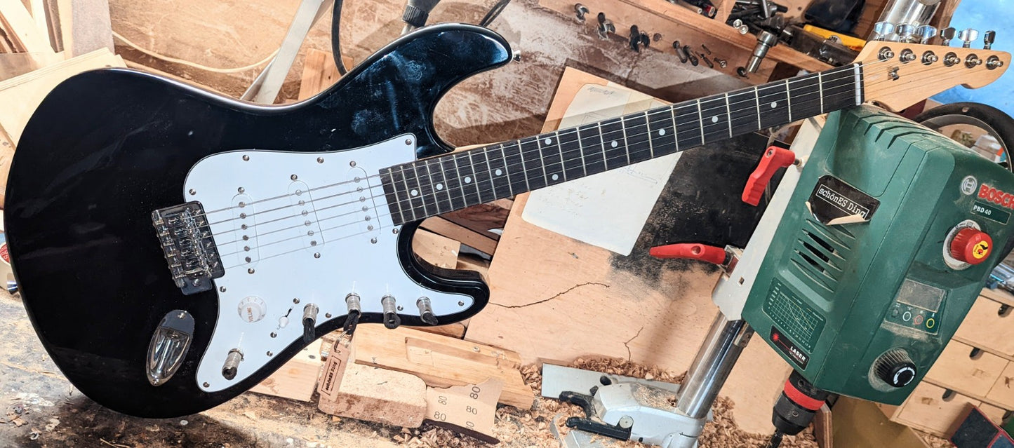 Schlüsselboard aus E-Gitarre mit Klinkenstecker.
Der Klinkenstecker kommt einfach an den Ring des Schlüssels. Mit einem „click“ steckt er im Board und kann so beim Gehen auch wieder herausgezogen werden.
So einfach kann Ordnung sein!
Und weil es Spaß macht, macht ihr es auch (ja, auch die Person, von der ihr gerade denkt: „Never, der nicht!“).
Nie wieder den Schlüssel suchen.
