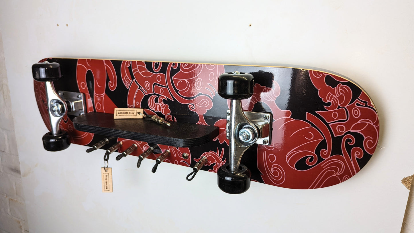 Schlüsselboard aus einem Skatebord mit Klinkenstecker.
Der Klinkenstecker kommt einfach an den Ring des Schlüssels. Mit einem „click“ steckt er im Board und kann so beim Gehen auch wieder herausgezogen werden.
So einfach kann Ordnung sein!
Und weil es Spaß macht, macht ihr es auch (ja, auch die Person, von der ihr gerade denkt: „Never, der nicht!“).
Nie wieder den Schlüssel suchen.
www.schönesding.de