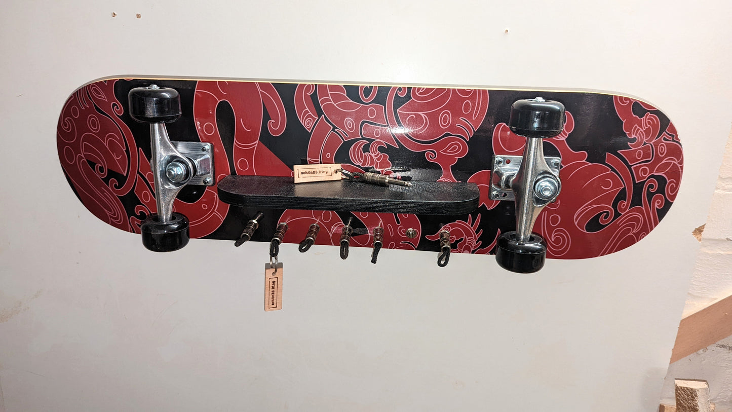 Schlüsselboard aus einem Skatebord mit Klinkenstecker.
Der Klinkenstecker kommt einfach an den Ring des Schlüssels. Mit einem „click“ steckt er im Board und kann so beim Gehen auch wieder herausgezogen werden.
So einfach kann Ordnung sein!
Und weil es Spaß macht, macht ihr es auch (ja, auch die Person, von der ihr gerade denkt: „Never, der nicht!“).
Nie wieder den Schlüssel suchen.
www.schönesding.de