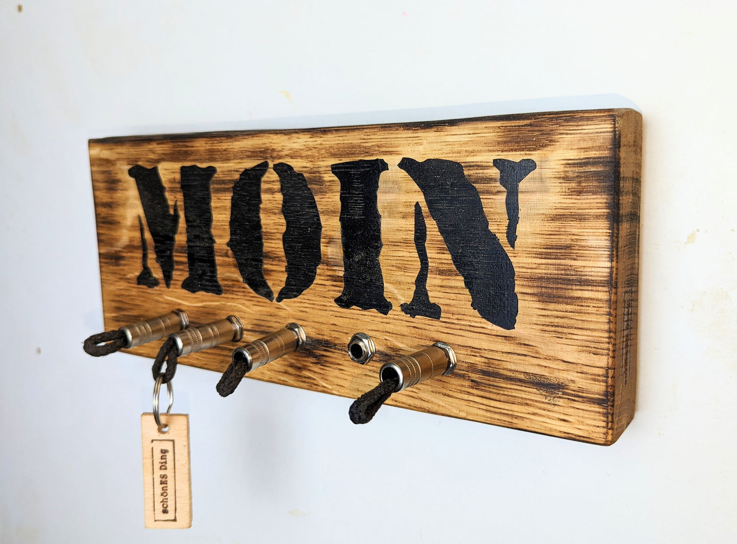 Schlüsselboard aus Holz mit Klinkenstecker.
Der Klinkenstecker kommt einfach an den Ring des Schlüssels. Mit einem „click“ steckt er im Board und kann so beim Gehen auch wieder herausgezogen werden.
So einfach kann Ordnung sein!
Und weil es Spaß macht, macht ihr es auch (ja, auch die Person, von der ihr gerade denkt: „Never, der nicht!“).
Nie wieder den Schlüssel suchen.
www.schönesding.de