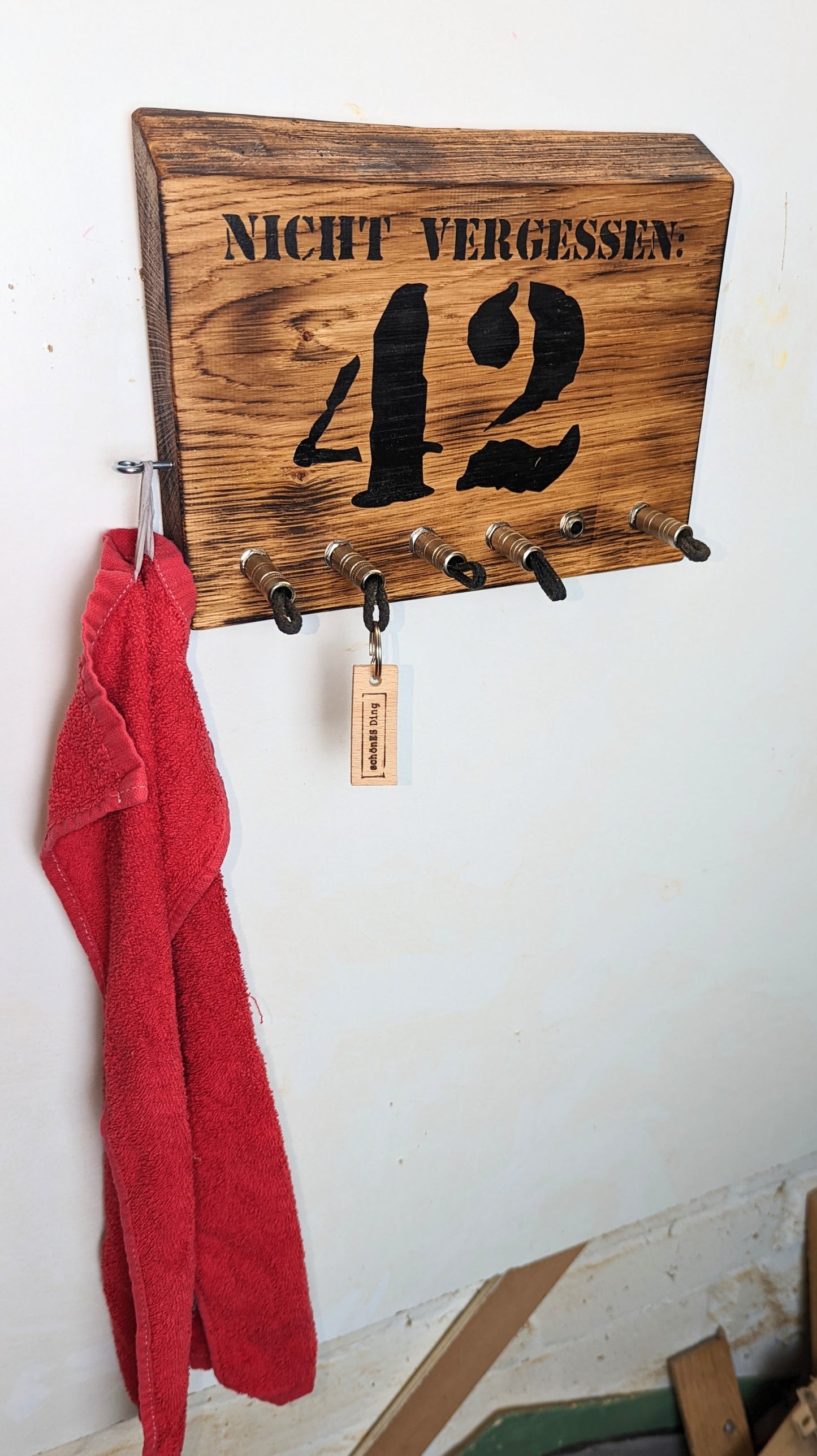 Schlüsselboard aus Holz mit Klinkenstecker.
Der Klinkenstecker kommt einfach an den Ring des Schlüssels. Mit einem „click“ steckt er im Board und kann so beim Gehen auch wieder herausgezogen werden.
So einfach kann Ordnung sein!
Und weil es Spaß macht, macht ihr es auch (ja, auch die Person, von der ihr gerade denkt: „Never, der nicht!“).
Nie wieder den Schlüssel suchen.