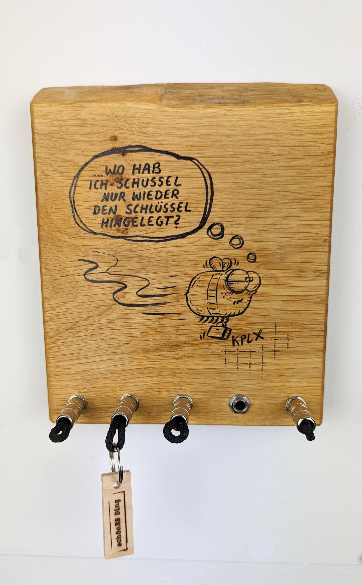 Schlüsselboard aus Holz mit Klinkenstecker.
Mit einem Motiv von KPLX (https://www.kplx.art/)
Der Klinkenstecker kommt einfach an den Ring des Schlüssels. Mit einem „click“ steckt er im Board und kann so beim Gehen auch wieder herausgezogen werden.
So einfach kann Ordnung sein!
Und weil es Spaß macht, macht ihr es auch (ja, auch die Person, von der ihr gerade denkt: „Never, der nicht!“).
Nie wieder den Schlüssel suchen.
www.schönesding.de