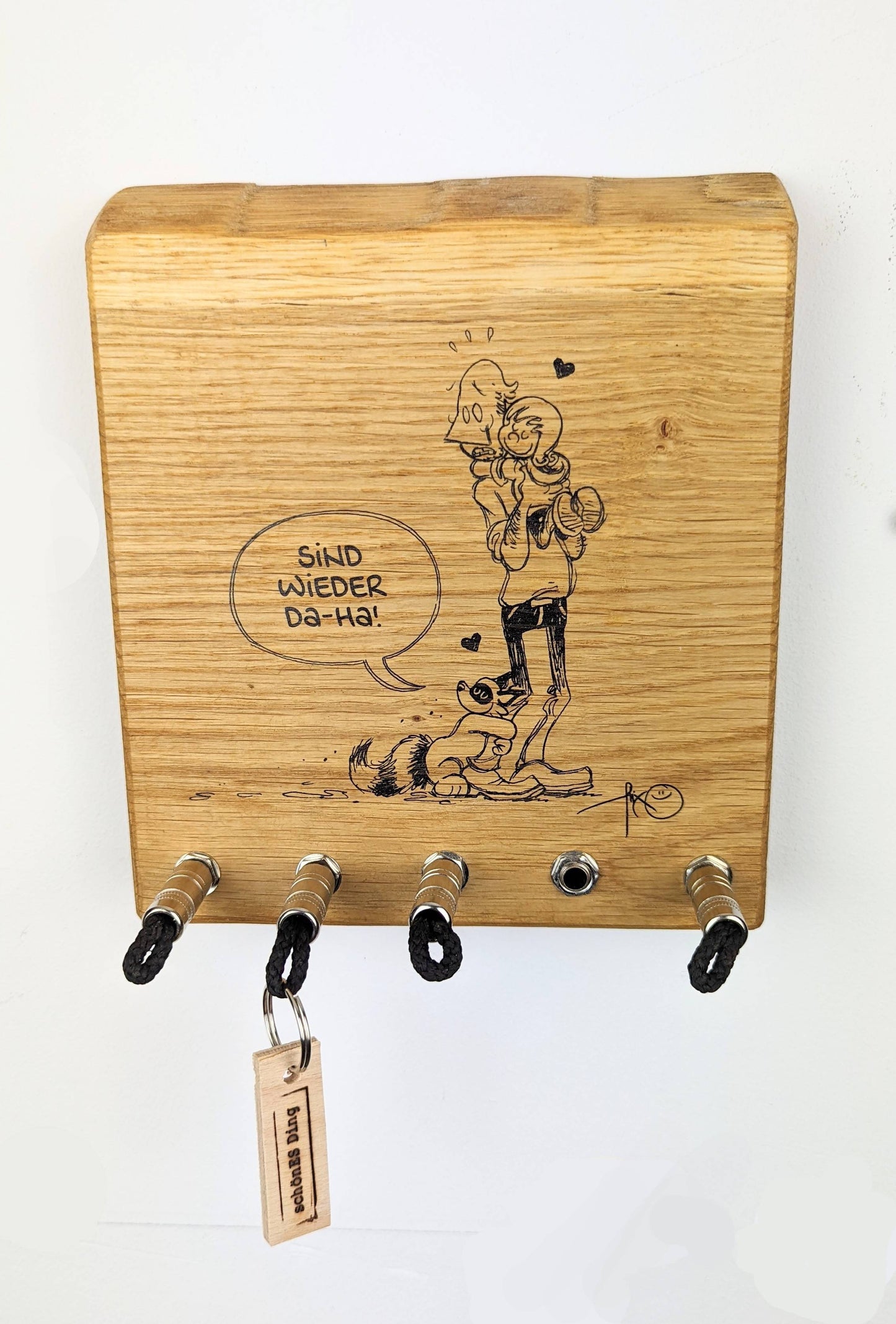 Schlüsselboard aus Holz mit Klinkenstecker.
Der Klinkenstecker kommt einfach an den Ring des Schlüssels. Mit einem „click“ steckt er im Board und kann so beim Gehen auch wieder herausgezogen werden.
So einfach kann Ordnung sein!
Und weil es Spaß macht, macht ihr es auch (ja, auch die Person, von der ihr gerade denkt: „Never, der nicht!“).
Nie wieder den Schlüssel suchen.