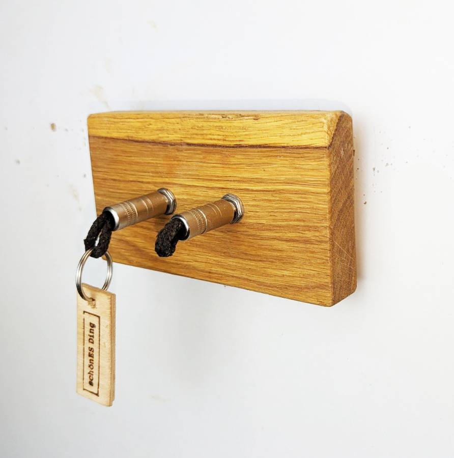Schlüsselboard aus Holz mit Klinkenstecker.
Der Klinkenstecker kommt einfach an den Ring des Schlüssels. Mit einem „click“ steckt er im Board und kann so beim Gehen auch wieder herausgezogen werden.
So einfach kann Ordnung sein!
Und weil es Spaß macht, macht ihr es auch (ja, auch die Person, von der ihr gerade denkt: „Never, der nicht!“).
Nie wieder den Schlüssel suchen.