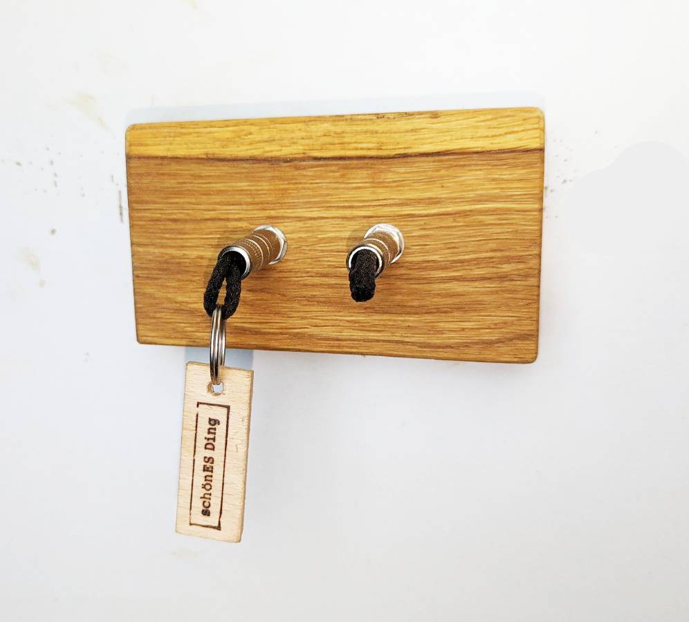 Schlüsselboard aus Holz mit Klinkenstecker.
Der Klinkenstecker kommt einfach an den Ring des Schlüssels. Mit einem „click“ steckt er im Board und kann so beim Gehen auch wieder herausgezogen werden.
So einfach kann Ordnung sein!
Und weil es Spaß macht, macht ihr es auch (ja, auch die Person, von der ihr gerade denkt: „Never, der nicht!“).
Nie wieder den Schlüssel suchen.
