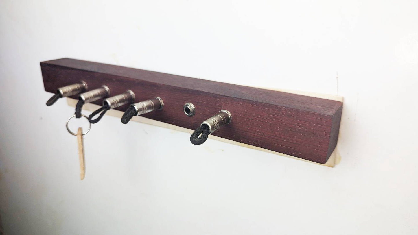 Schlüsselboard aus Holz mit Klinkenstecker.
Der Klinkenstecker kommt einfach an den Ring des Schlüssels. Mit einem „click“ steckt er im Board und kann so beim Gehen auch wieder herausgezogen werden.
So einfach kann Ordnung sein!
Und weil es Spaß macht, macht ihr es auch (ja, auch die Person, von der ihr gerade denkt: „Never, der nicht!“).
Nie wieder den Schlüssel suchen.
www.schönesding.de