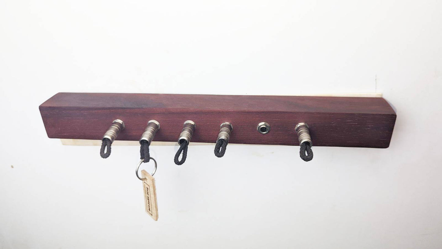 Schlüsselboard aus Holz mit Klinkenstecker.
Der Klinkenstecker kommt einfach an den Ring des Schlüssels. Mit einem „click“ steckt er im Board und kann so beim Gehen auch wieder herausgezogen werden.
So einfach kann Ordnung sein!
Und weil es Spaß macht, macht ihr es auch (ja, auch die Person, von der ihr gerade denkt: „Never, der nicht!“).
Nie wieder den Schlüssel suchen.
www.schönesding.de