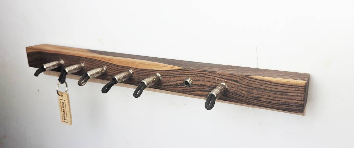Schlüsselbrett aus Holz mit Klinkenstecker.
Der Klinkenstecker kommt einfach an den Ring des Schlüssels. Mit einem „click“ steckt er im Board und kann so beim Gehen auch wieder herausgezogen werden.
So einfach kann Ordnung sein!
Und weil es Spaß macht, macht ihr es auch (ja, auch die Person, von der ihr gerade denkt: „Never, der nicht!“).
Nie wieder den Schlüssel suchen.
www.schönesding.de