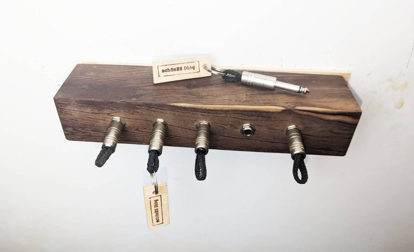 Schlüsselboard aus Holz mit Klinkenstecker.
Der Klinkenstecker kommt einfach an den Ring des Schlüssels. Mit einem „click“ steckt er im Board und kann so beim Gehen auch wieder herausgezogen werden.
So einfach kann Ordnung sein!
Und weil es Spaß macht, macht ihr es auch (ja, auch die Person, von der ihr gerade denkt: „Never, der nicht!“).
Nie wieder den Schlüssel suchen.