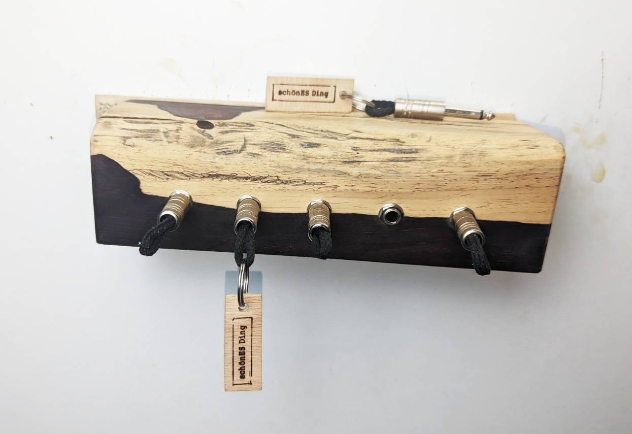 Schlüsselbrett aus Holz mit Klinkenstecker.
Der Klinkenstecker kommt einfach an den Ring des Schlüssels. Mit einem „click“ steckt er im Board und kann so beim Gehen auch wieder herausgezogen werden.
So einfach kann Ordnung sein!
Und weil es Spaß macht, macht ihr es auch (ja, auch die Person, von der ihr gerade denkt: „Never, der nicht!“).
Nie wieder den Schlüssel suchen.
www.schönesding.de