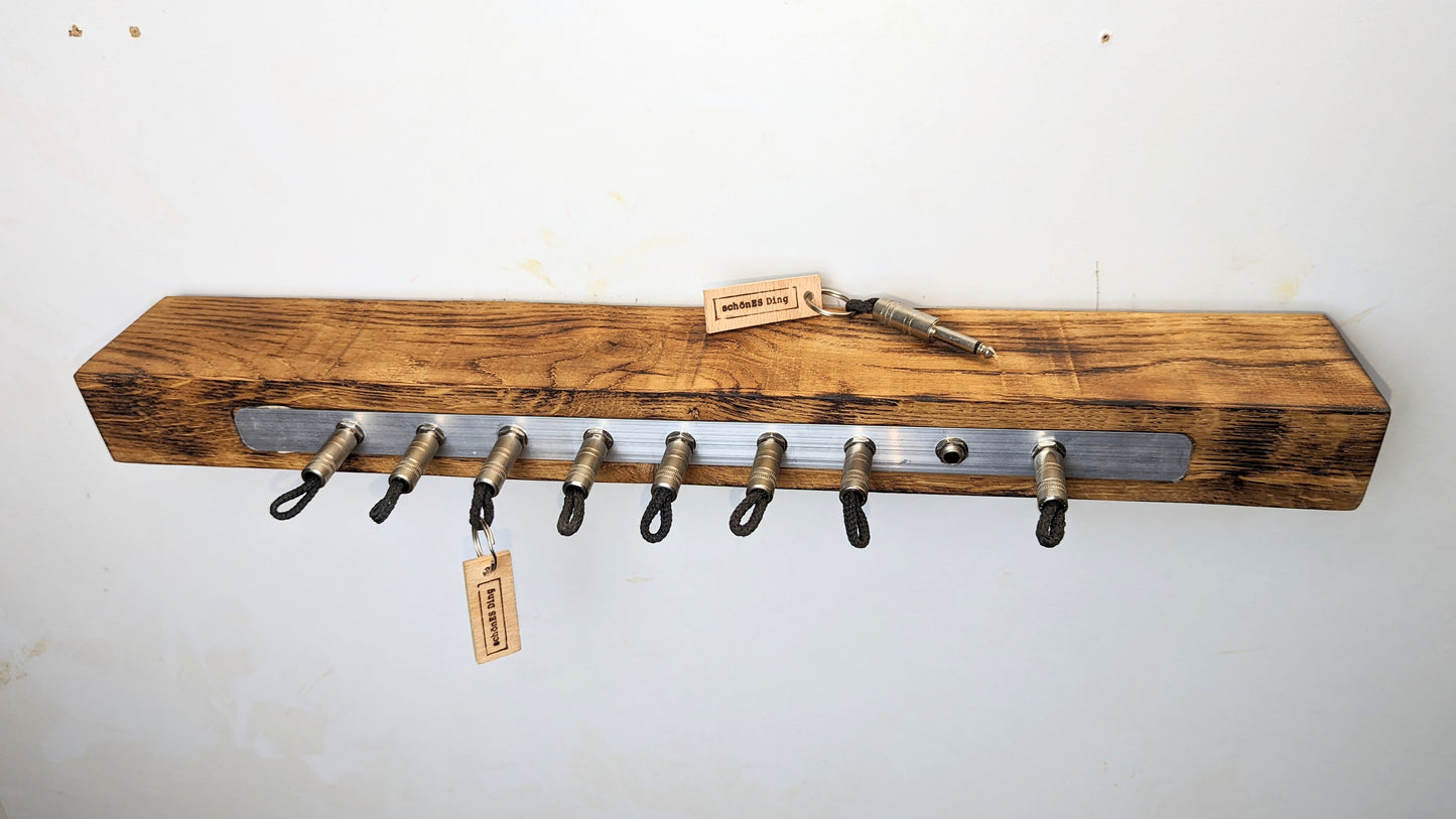 Schlüsselboard aus Holz mit Klinkenstecker.
Der Klinkenstecker kommt einfach an den Ring des Schlüssels. Mit einem „click“ steckt er im Board und kann so beim Gehen auch wieder herausgezogen werden.
So einfach kann Ordnung sein!
Und weil es Spaß macht, macht ihr es auch (ja, auch die Person, von der ihr gerade denkt: „Never, der nicht!“).
Nie wieder den Schlüssel suchen.