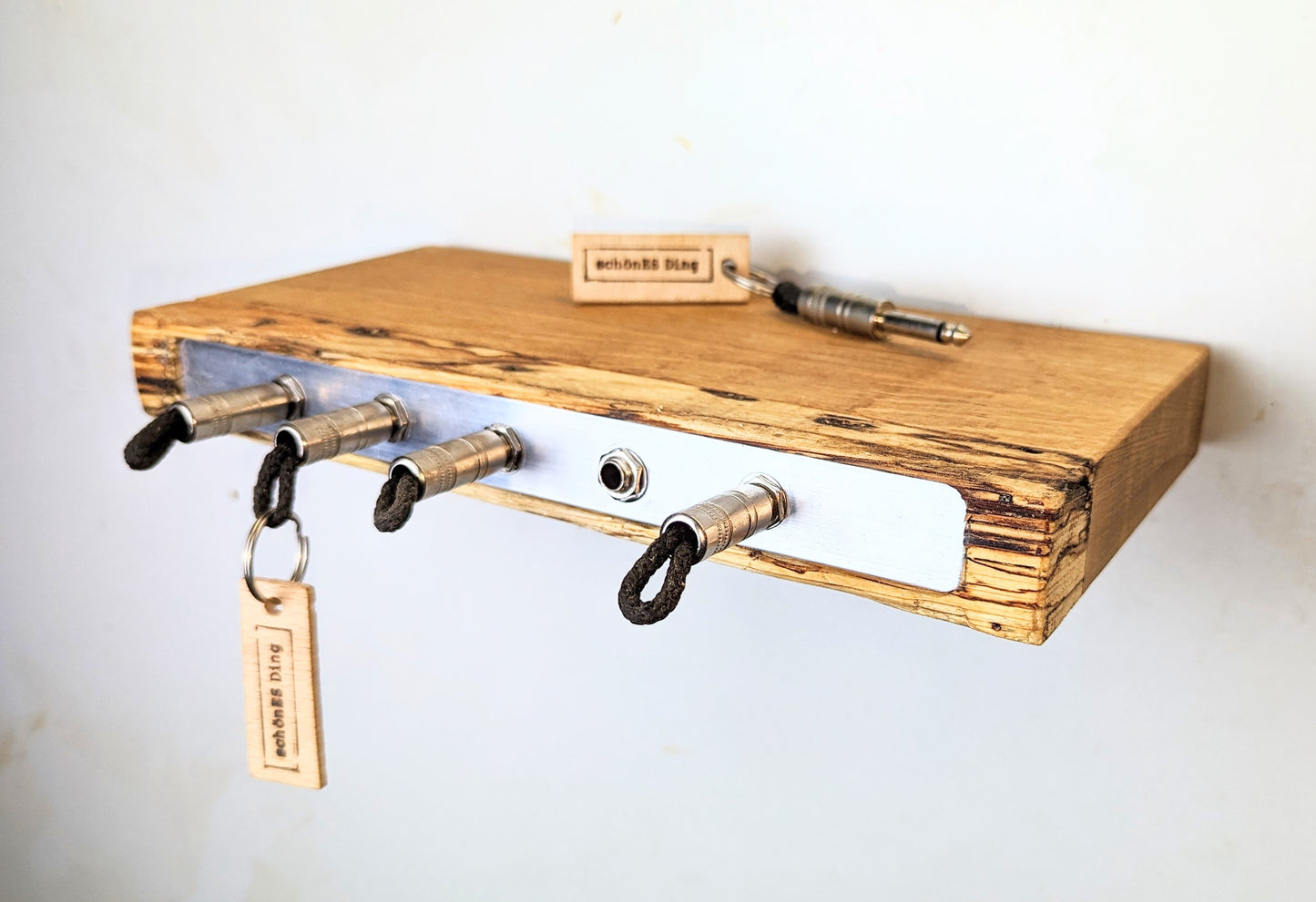 Schlüsselboard aus Holz mit Klinkenstecker.
Der Klinkenstecker kommt einfach an den Ring des Schlüssels. Mit einem „click“ steckt er im Board und kann so beim Gehen auch wieder herausgezogen werden.
So einfach kann Ordnung sein!
Und weil es Spaß macht, macht ihr es auch (ja, auch die Person, von der ihr gerade denkt: „Never, der nicht!“).
Nie wieder den Schlüssel suchen.
www.schönesding.de