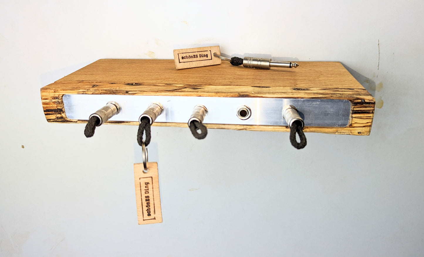 Schlüsselboard aus Holz mit Klinkenstecker.
Der Klinkenstecker kommt einfach an den Ring des Schlüssels. Mit einem „click“ steckt er im Board und kann so beim Gehen auch wieder herausgezogen werden.
So einfach kann Ordnung sein!
Und weil es Spaß macht, macht ihr es auch (ja, auch die Person, von der ihr gerade denkt: „Never, der nicht!“).
Nie wieder den Schlüssel suchen.
www.schönesding.de