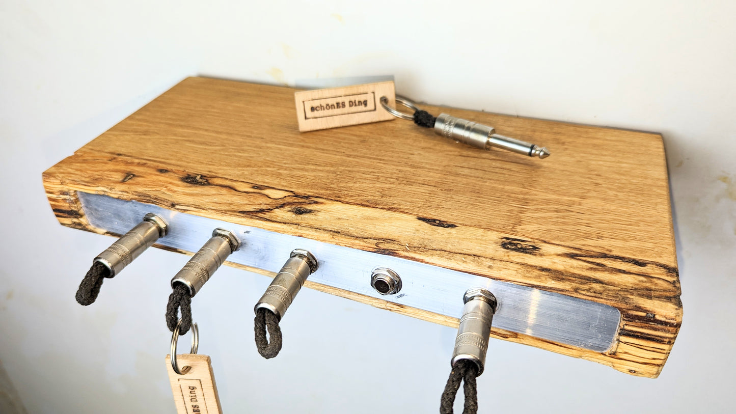 Schlüsselboard aus Holz mit Klinkenstecker.
Der Klinkenstecker kommt einfach an den Ring des Schlüssels. Mit einem „click“ steckt er im Board und kann so beim Gehen auch wieder herausgezogen werden.
So einfach kann Ordnung sein!
Und weil es Spaß macht, macht ihr es auch (ja, auch die Person, von der ihr gerade denkt: „Never, der nicht!“).
Nie wieder den Schlüssel suchen.
www.schönesding.de