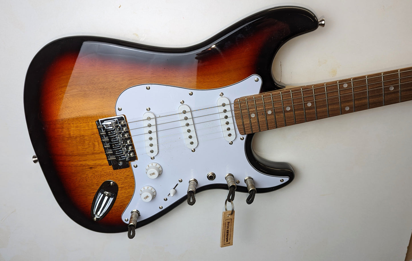 Schlüsselboard aus E-Gitarre mit Klinkenstecker.
Der Klinkenstecker kommt einfach an den Ring des Schlüssels. Mit einem „click“ steckt er im Board und kann so beim Gehen auch wieder herausgezogen werden.
So einfach kann Ordnung sein!
Und weil es Spaß macht, macht ihr es auch (ja, auch die Person, von der ihr gerade denkt: „Never, der nicht!“).
Nie wieder den Schlüssel suchen.