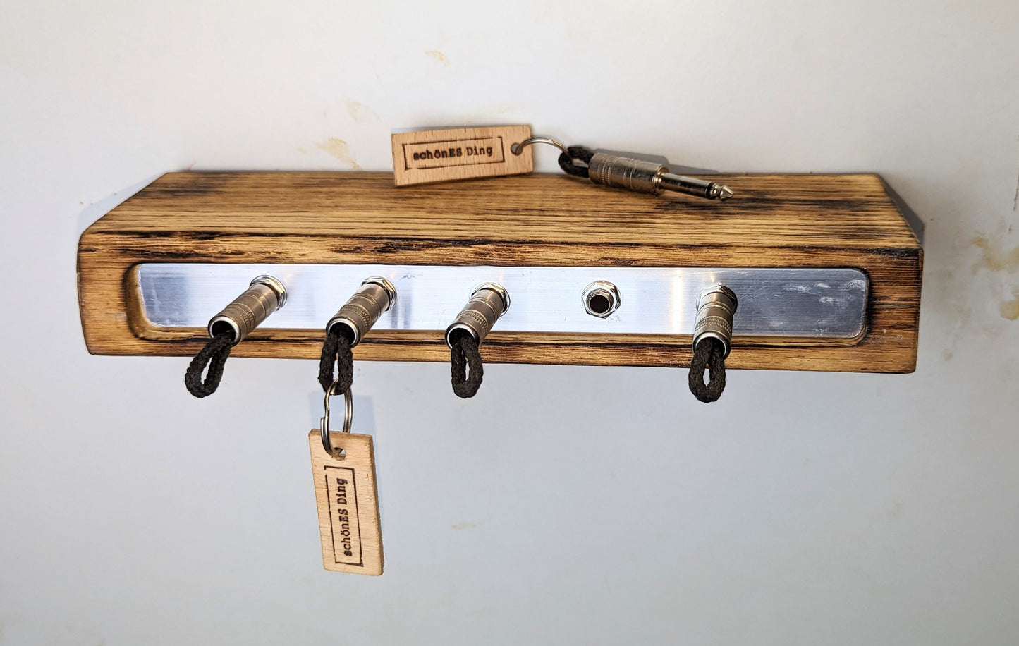 Schlüsselboard aus Holz mit Klinkenstecker.
Der Klinkenstecker kommt einfach an den Ring des Schlüssels. Mit einem „click“ steckt er im Board und kann so beim Gehen auch wieder herausgezogen werden.
So einfach kann Ordnung sein!
Und weil es Spaß macht, macht ihr es auch (ja, auch die Person, von der ihr gerade denkt: „Never, der nicht!“).
Nie wieder den Schlüssel suchen.