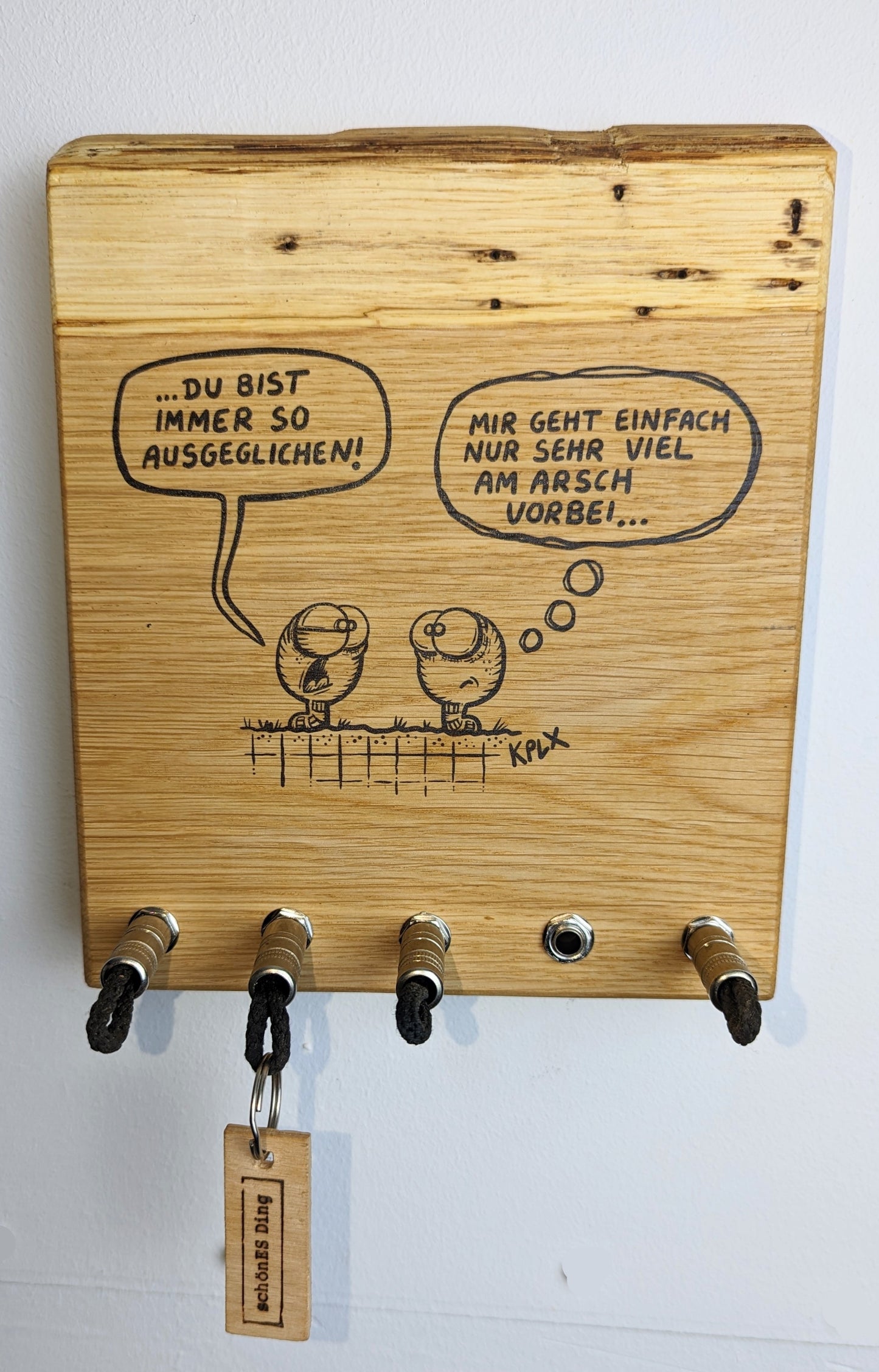 Schlüsselboard aus Holz mit Klinkenstecker.
Mit einem Motiv von KPLX (https://www.kplx.art/)
Der Klinkenstecker kommt einfach an den Ring des Schlüssels. Mit einem „click“ steckt er im Board und kann so beim Gehen auch wieder herausgezogen werden.
So einfach kann Ordnung sein!
Und weil es Spaß macht, macht ihr es auch (ja, auch die Person, von der ihr gerade denkt: „Never, der nicht!“).
Nie wieder den Schlüssel suchen.
www.schönesding.de
