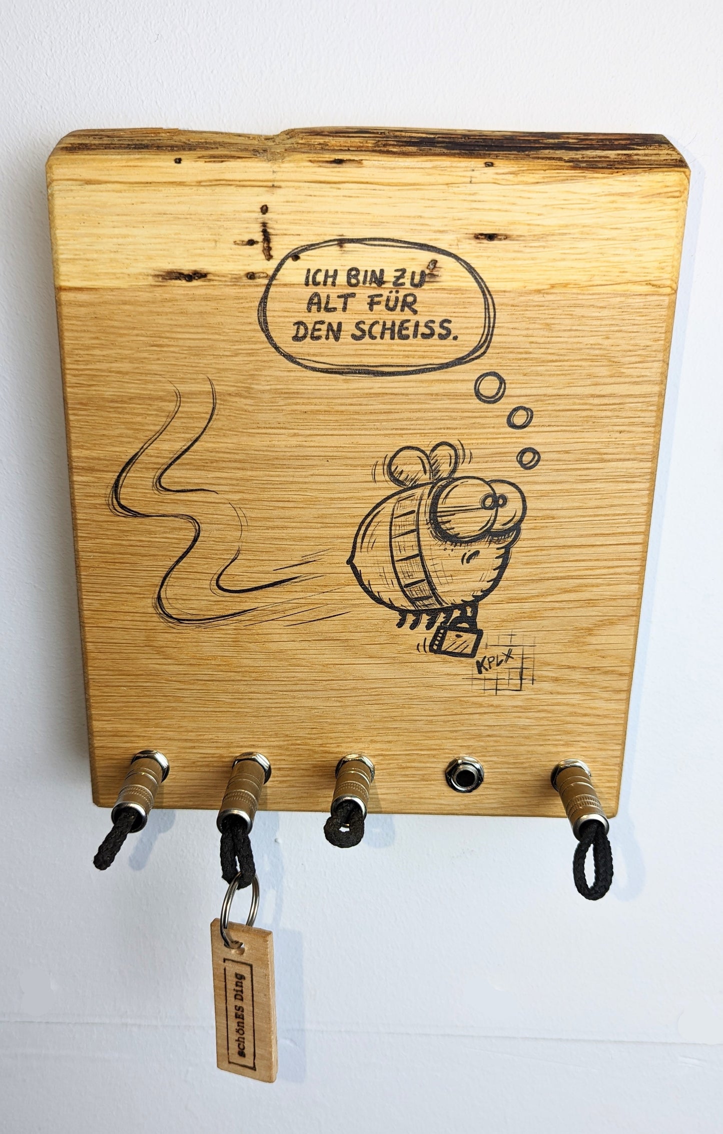 Schlüsselboard aus Holz mit Klinkenstecker.
Mit einem Motiv von KPLX (https://www.kplx.art/)
Der Klinkenstecker kommt einfach an den Ring des Schlüssels. Mit einem „click“ steckt er im Board und kann so beim Gehen auch wieder herausgezogen werden.
So einfach kann Ordnung sein!
Und weil es Spaß macht, macht ihr es auch (ja, auch die Person, von der ihr gerade denkt: „Never, der nicht!“).
Nie wieder den Schlüssel suchen.
www.schönesding.de