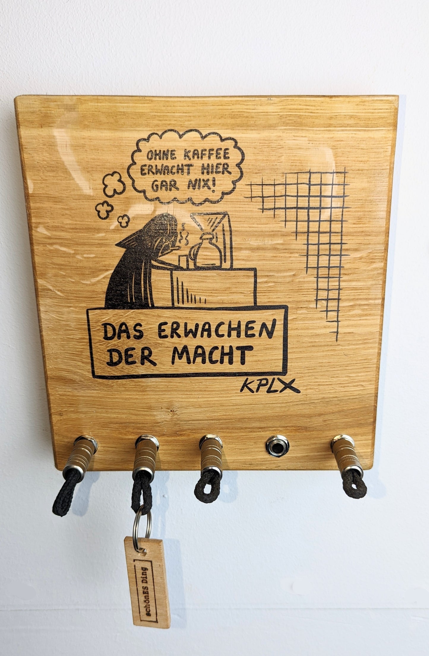 Schlüsselboard aus Holz mit Klinkenstecker.
Mit einem Motiv von KPLX (https://www.kplx.art/)
Der Klinkenstecker kommt einfach an den Ring des Schlüssels. Mit einem „click“ steckt er im Board und kann so beim Gehen auch wieder herausgezogen werden.
So einfach kann Ordnung sein!
Und weil es Spaß macht, macht ihr es auch (ja, auch die Person, von der ihr gerade denkt: „Never, der nicht!“).
Nie wieder den Schlüssel suchen.
www.schönesding.de