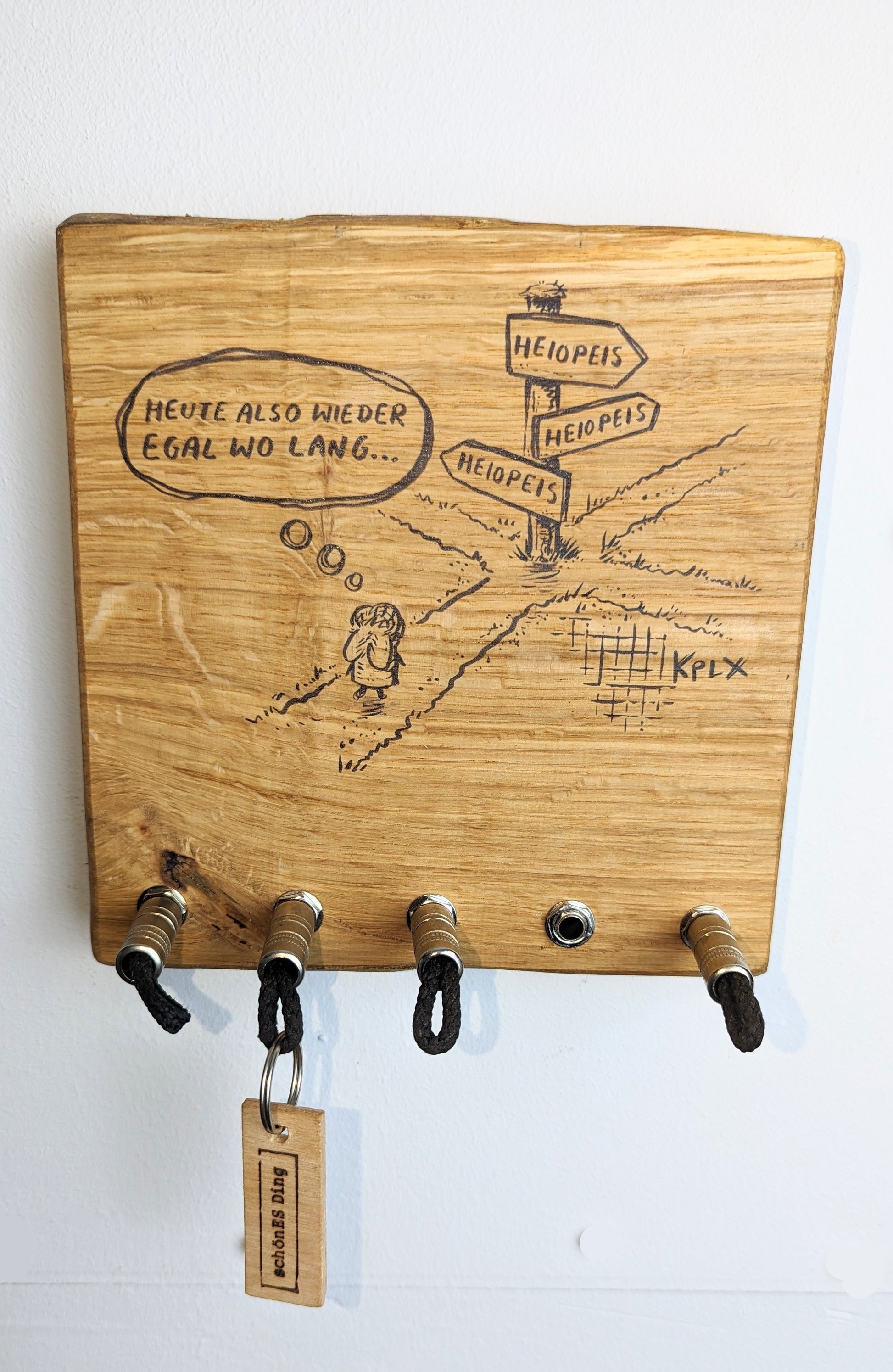 Schlüsselboard aus Holz mit Klinkenstecker.
Mit einem Motiv von KPLX  (https://www.kplx.art/)
Der Klinkenstecker kommt einfach an den Ring des Schlüssels. Mit einem „click“ steckt er im Board und kann so beim Gehen auch wieder herausgezogen werden.
So einfach kann Ordnung sein!
Und weil es Spaß macht, macht ihr es auch (ja, auch die Person, von der ihr gerade denkt: „Never, der nicht!“).
Nie wieder den Schlüssel suchen.
www.schönesding.de