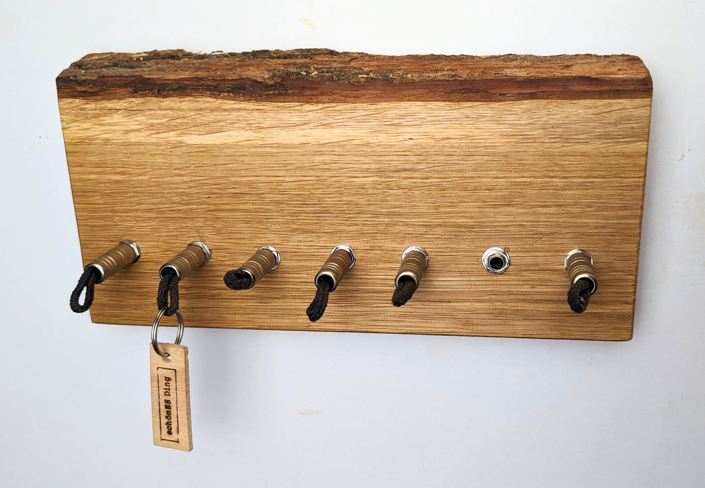 Schlüsselboard aus Holz mit Klinkenstecker.
Der Klinkenstecker kommt einfach an den Ring des Schlüssels. Mit einem „click“ steckt er im Board und kann so beim Gehen auch wieder herausgezogen werden.
So einfach kann Ordnung sein!
Und weil es Spaß macht, macht ihr es auch (ja, auch die Person, von der ihr gerade denkt: „Never, der nicht!“).
Nie wieder den Schlüssel suchen.