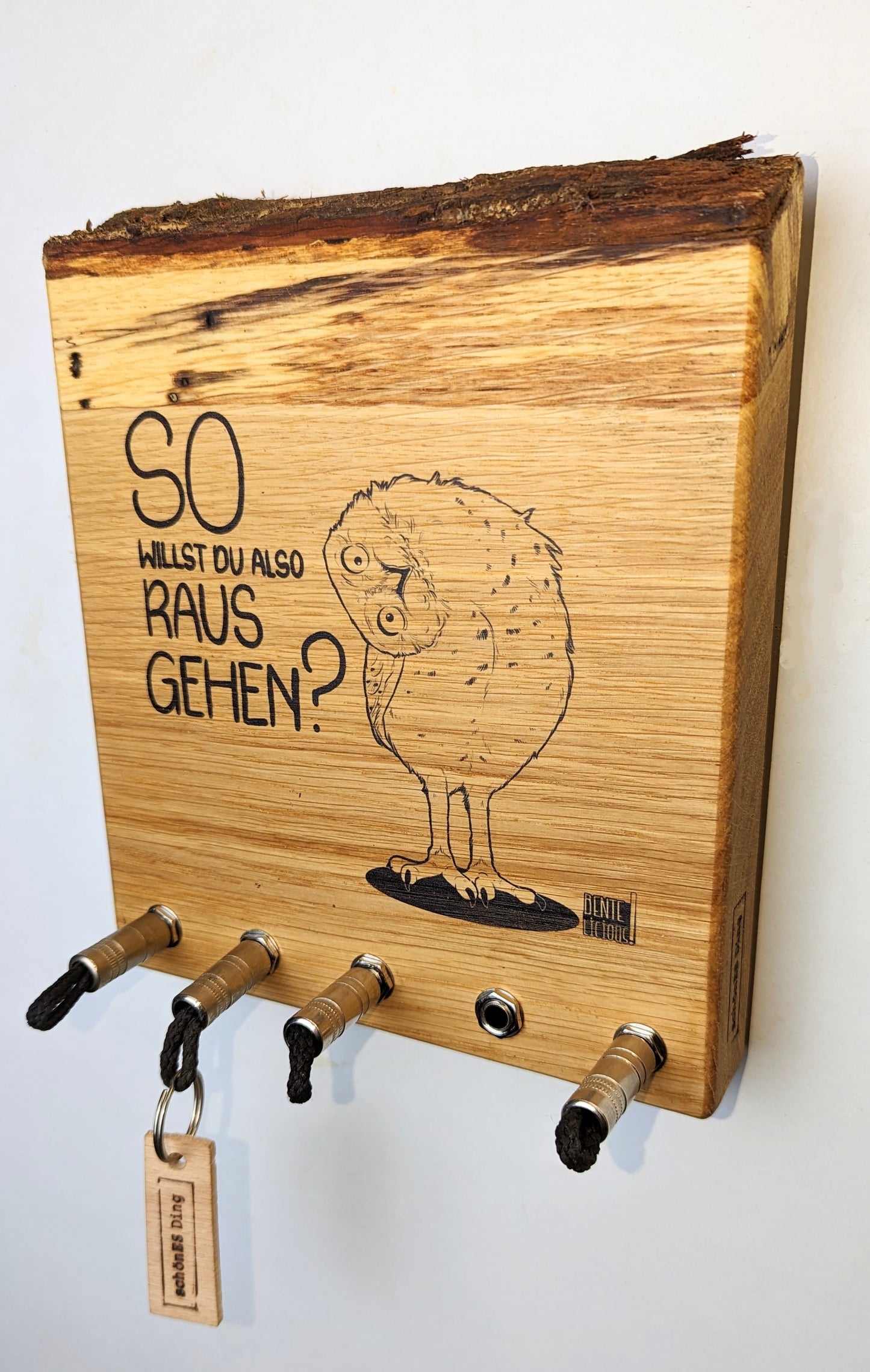 Schlüsselboard aus Holz mit Klinkenstecker.
Der Klinkenstecker kommt einfach an den Ring des Schlüssels. Mit einem „click“ steckt er im Board und kann so beim Gehen auch wieder herausgezogen werden.
So einfach kann Ordnung sein!
Und weil es Spaß macht, macht ihr es auch (ja, auch die Person, von der ihr gerade denkt: „Never, der nicht!“).
Nie wieder den Schlüssel suchen.