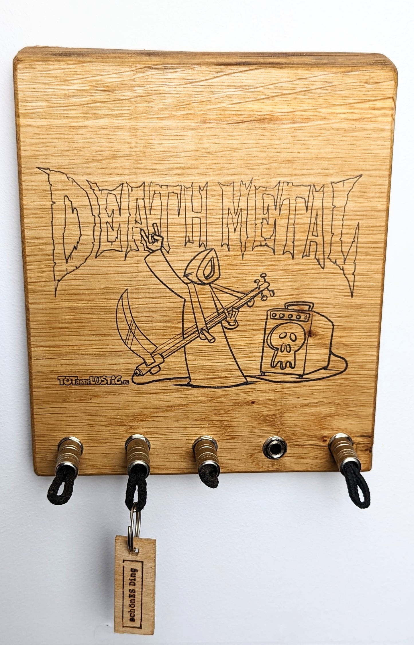 Schlüsselboard aus Holz mit Klinkenstecker. Mit einem Motib von TotaberLustig (https://totaberlustig.de/)
Der Klinkenstecker kommt einfach an den Ring des Schlüssels. Mit einem „click“ steckt er im Board und kann so beim Gehen auch wieder herausgezogen werden.
So einfach kann Ordnung sein!
Und weil es Spaß macht, macht ihr es auch (ja, auch die Person, von der ihr gerade denkt: „Never, der nicht!“).
Nie wieder den Schlüssel suchen.
www.schönesding.de