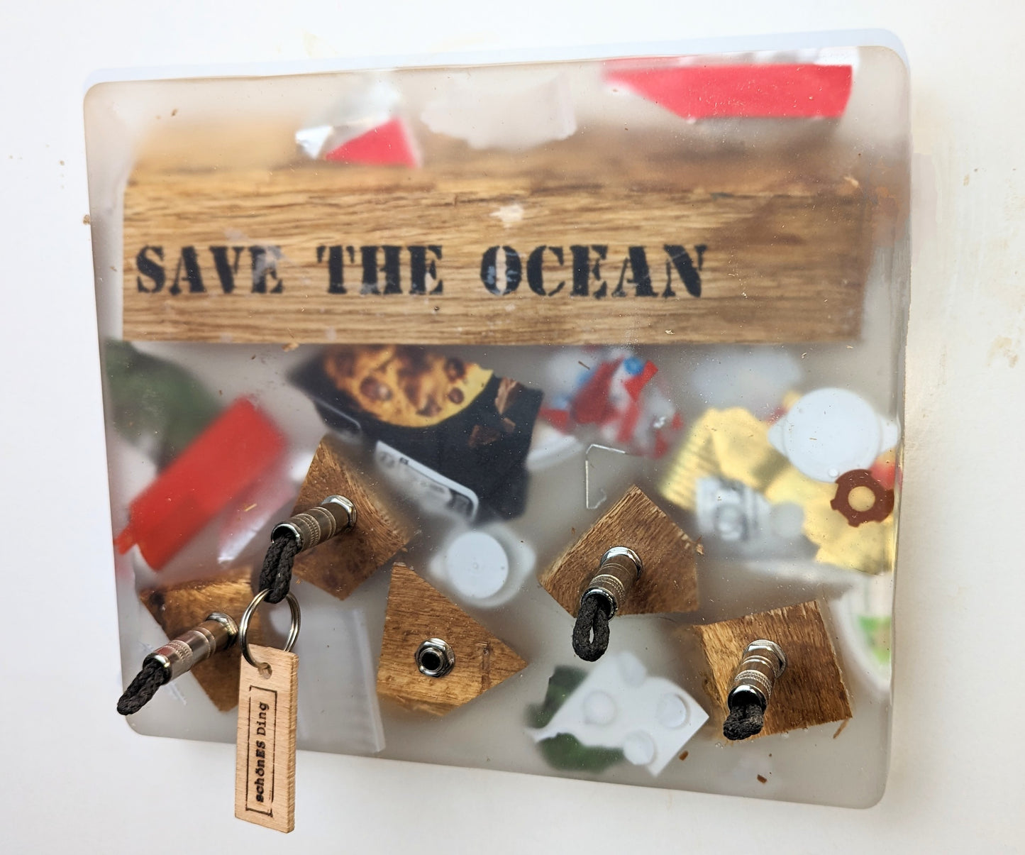 "Save the ocean"
Schlüsselboard mit Klinkenstecker.
Der Klinkenstecker kommt einfach an den Ring des Schlüssels. Mit einem „click“ steckt er im Board und kann so beim Gehen auch wieder herausgezogen werden.
So einfach kann Ordnung sein!
Und weil es Spaß macht, macht ihr es auch (ja, auch die Person, von der ihr gerade denkt: „Never, der nicht!“).
Nie wieder den Schlüssel suchen.
www.schönesding.de