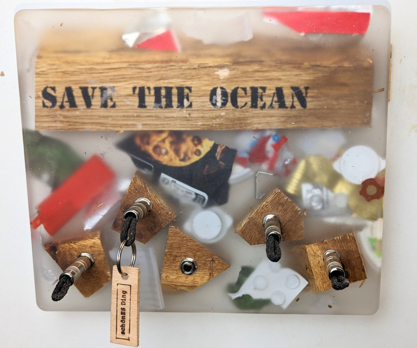 "Save the ocean"
Schlüsselboard mit Klinkenstecker.
Der Klinkenstecker kommt einfach an den Ring des Schlüssels. Mit einem „click“ steckt er im Board und kann so beim Gehen auch wieder herausgezogen werden.
So einfach kann Ordnung sein!
Und weil es Spaß macht, macht ihr es auch (ja, auch die Person, von der ihr gerade denkt: „Never, der nicht!“).
Nie wieder den Schlüssel suchen.
www.schönesding.de