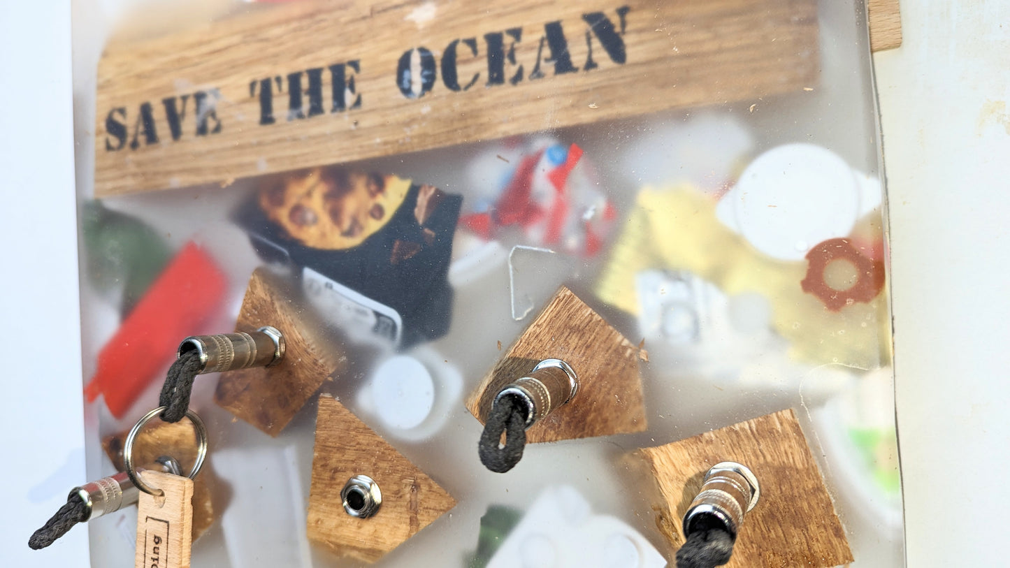 "Save the ocean"
Schlüsselboard mit Klinkenstecker.
Der Klinkenstecker kommt einfach an den Ring des Schlüssels. Mit einem „click“ steckt er im Board und kann so beim Gehen auch wieder herausgezogen werden.
So einfach kann Ordnung sein!
Und weil es Spaß macht, macht ihr es auch (ja, auch die Person, von der ihr gerade denkt: „Never, der nicht!“).
Nie wieder den Schlüssel suchen.
www.schönesding.de