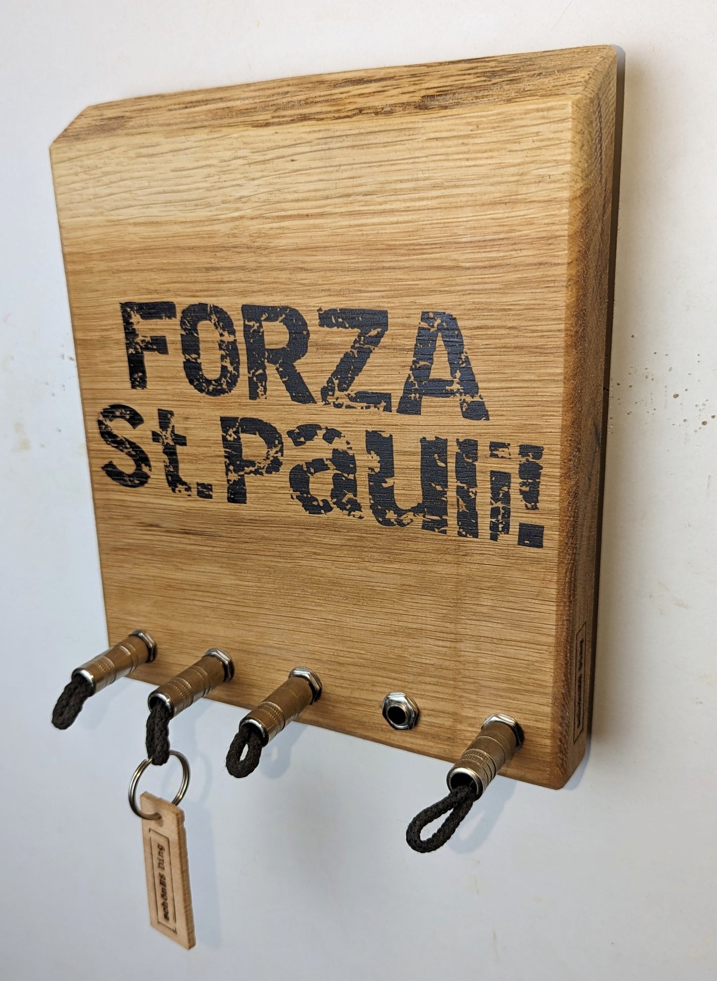 Schlüsselbrett aus Holz mit Klinkenstecker.
Der Klinkenstecker kommt einfach an den Ring des Schlüssels. Mit einem „click“ steckt er im Board und kann so beim Gehen auch wieder herausgezogen werden.
So einfach kann Ordnung sein!
Und weil es Spaß macht, macht ihr es auch (ja, auch die Person, von der ihr gerade denkt: „Never, der nicht!“).
Nie wieder den Schlüssel suchen.
www.schönesding.de