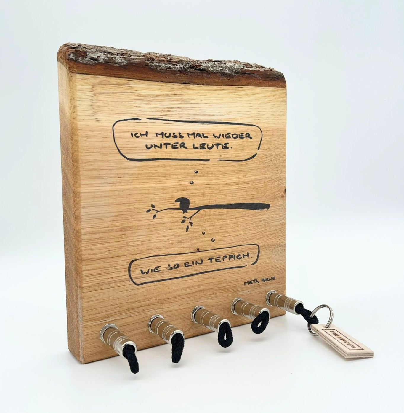 Schlüsselboard aus Holz mit Klinkenstecker.
Mit einem Motiv von Meta Bene (https://www.metabene.de/)
Der Klinkenstecker kommt einfach an den Ring des Schlüssels. Mit einem „click“ steckt er im Board und kann so beim Gehen auch wieder herausgezogen werden.
So einfach kann Ordnung sein!
Und weil es Spaß macht, macht ihr es auch (ja, auch die Person, von der ihr gerade denkt: „Never, der nicht!“).
Nie wieder den Schlüssel suchen.
www.schönesding.de