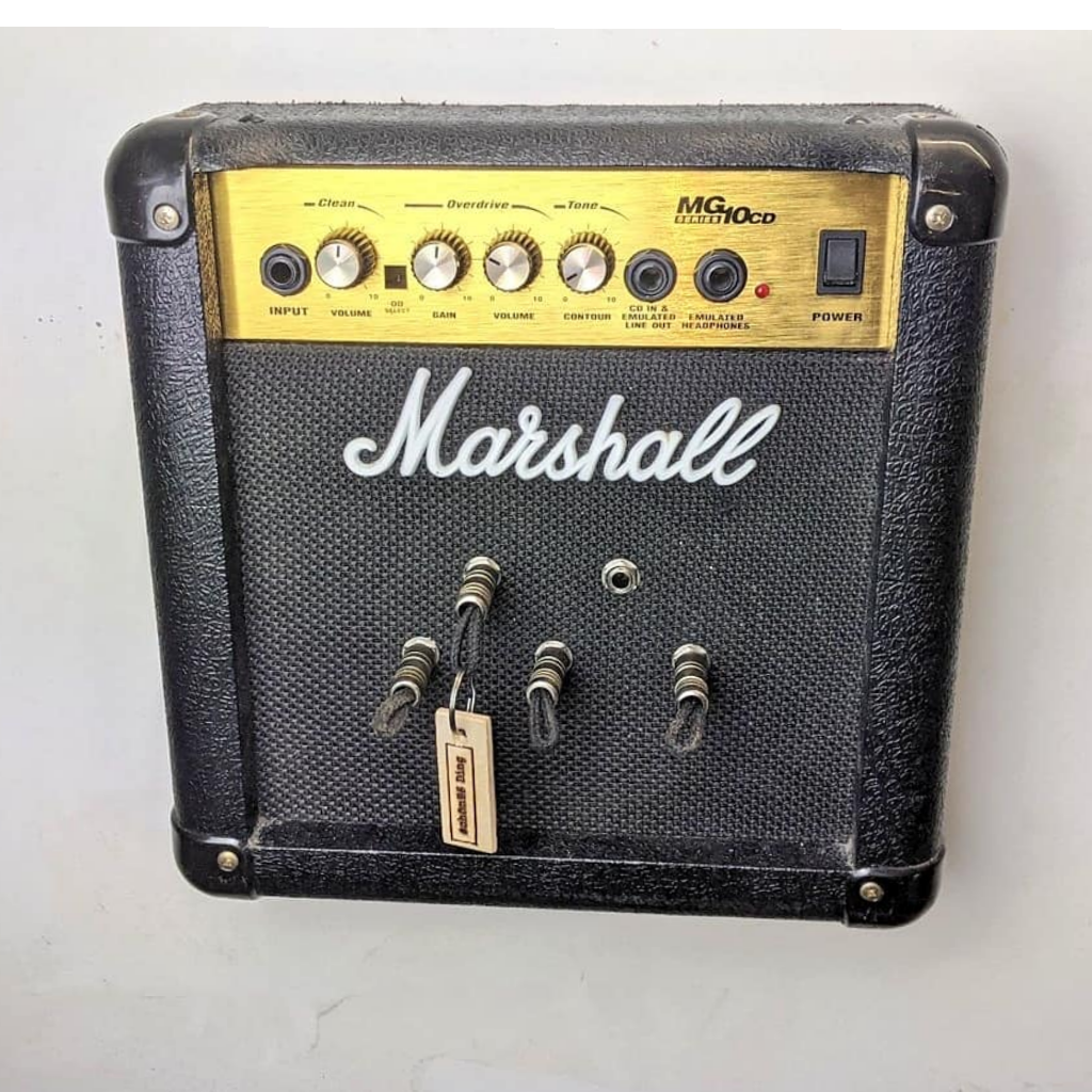 Schlüsselboard aus einem original Marschall Verstärker mit Klinkenstecker.
Der Klinkenstecker kommt einfach an den Ring des Schlüssels. Mit einem „click“ steckt er im Board und kann so beim Gehen auch wieder herausgezogen werden.
So einfach kann Ordnung sein!
Und weil es Spaß macht, macht ihr es auch (ja, auch die Person, von der ihr gerade denkt: „Never, der nicht!“).
Nie wieder den Schlüssel suchen.
www.schönesding.de