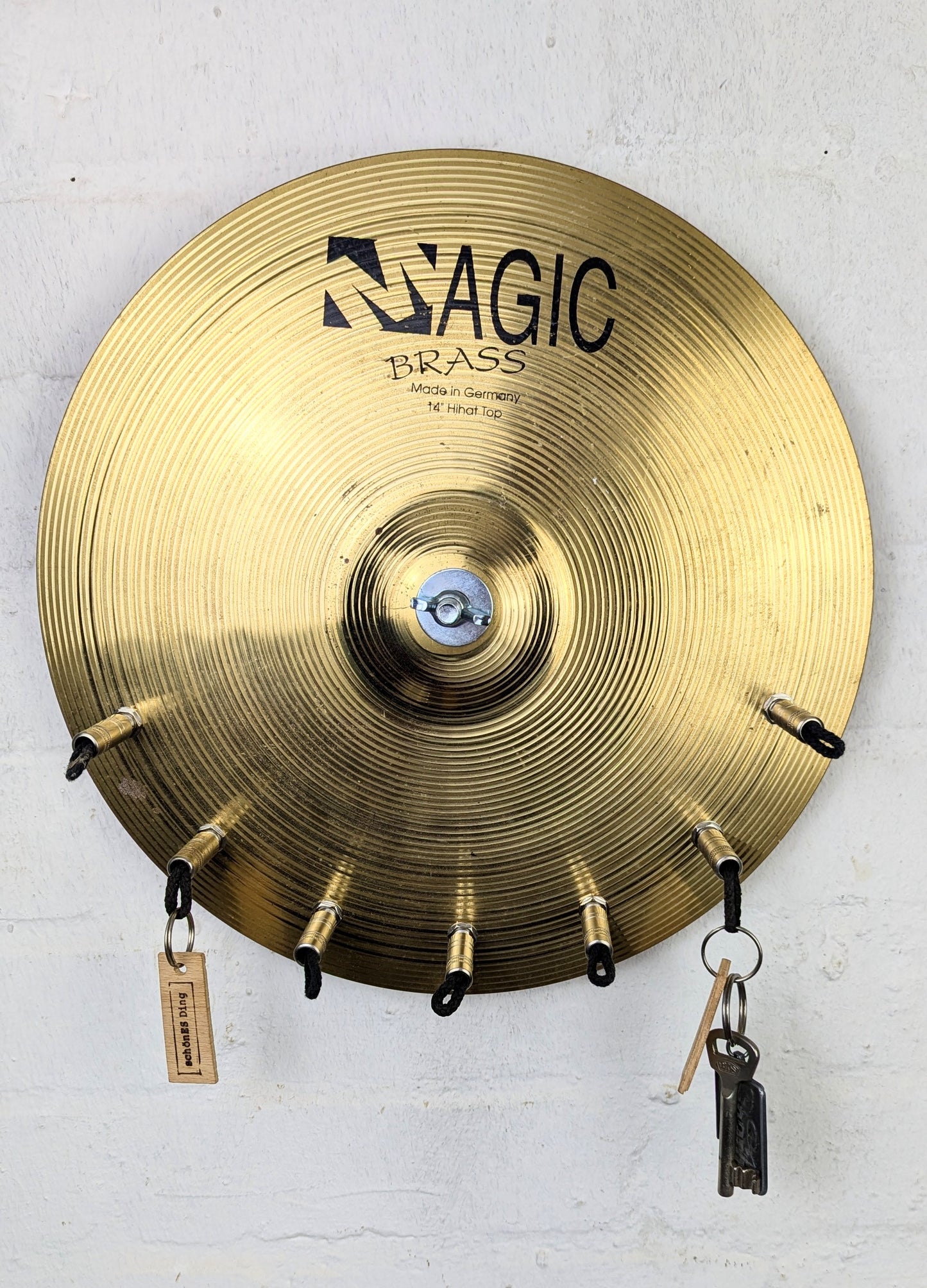 DAS Board für alle die Rocken. Immer.

Ein Schlüsselboard aus einem original Schlagzeug-Becken.

30cm Durchmesser mit sechs Steckplätzen.

Die Schlüsselanhänger sind natürlich dabei.