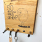 Schlüsselboard aus Holz mit Klinkenstecker.
Der Klinkenstecker kommt einfach an den Ring des Schlüssels. Mit einem „click“ steckt er im Board und kann so beim Gehen auch wieder herausgezogen werden.
So einfach kann Ordnung sein!
Und weil es Spaß macht, macht ihr es auch (ja, auch die Person, von der ihr gerade denkt: „Never, der nicht!“).
Nie wieder den Schlüssel suchen.
