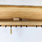 Schlüsselboard aus Holz mit Klinkenstecker.
Der Klinkenstecker kommt einfach an den Ring des Schlüssels. Mit einem „click“ steckt er im Board und kann so beim Gehen auch wieder herausgezogen werden.
So einfach kann Ordnung sein!
Und weil es Spaß macht, macht ihr es auch (ja, auch die Person, von der ihr gerade denkt: „Never, der nicht!“).
Nie wieder den Schlüssel suchen.
www.schönesding.de
