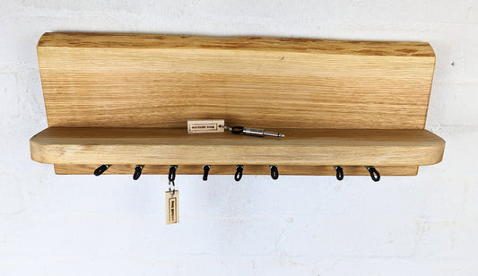 Schlüsselboard aus Holz mit Klinkenstecker.
Der Klinkenstecker kommt einfach an den Ring des Schlüssels. Mit einem „click“ steckt er im Board und kann so beim Gehen auch wieder herausgezogen werden.
So einfach kann Ordnung sein!
Und weil es Spaß macht, macht ihr es auch (ja, auch die Person, von der ihr gerade denkt: „Never, der nicht!“).
Nie wieder den Schlüssel suchen.
www.schönesding.de
