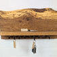 Das "Board-Board" aus Eichenbohle mit Naturkante, schöner Maserung und 9cm Ablage.

Das Board hat 9 Steckplätzen.

Auf der Rückseite befindet die die Wandaufhängung.

Mit dabei natürlich die Schlüsselanhänger.