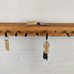 Board ist aus 5cm Buchenbohle, in die die Buchsen integriert sind.
Das Holz ist geschliffen und geölt.
Platz für 9 Schlüssel.
Auf der Rückseite befindet die die Wandaufhängung. Zwei Schrauben in die Wand, einhaken, fertig.