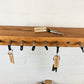 Board ist aus 5cm Buchenbohle, in die die Buchsen integriert sind.
Das Holz ist geschliffen und geölt.
Platz für 9 Schlüssel.
Auf der Rückseite befindet die die Wandaufhängung. Zwei Schrauben in die Wand, einhaken, fertig.