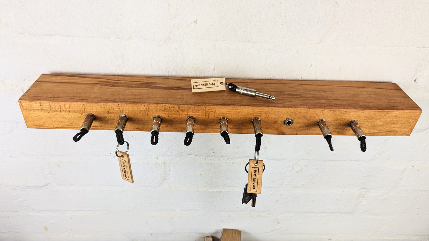 Board ist aus 5cm Buchenbohle, in die die Buchsen integriert sind.
Das Holz ist geschliffen und geölt.
Platz für 9 Schlüssel.
Auf der Rückseite befindet die die Wandaufhängung. Zwei Schrauben in die Wand, einhaken, fertig.
