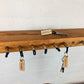 Board ist aus 5cm Buchenbohle, in die die Buchsen integriert sind.
Das Holz ist geschliffen und geölt.
Platz für 9 Schlüssel.
Auf der Rückseite befindet die die Wandaufhängung. Zwei Schrauben in die Wand, einhaken, fertig.