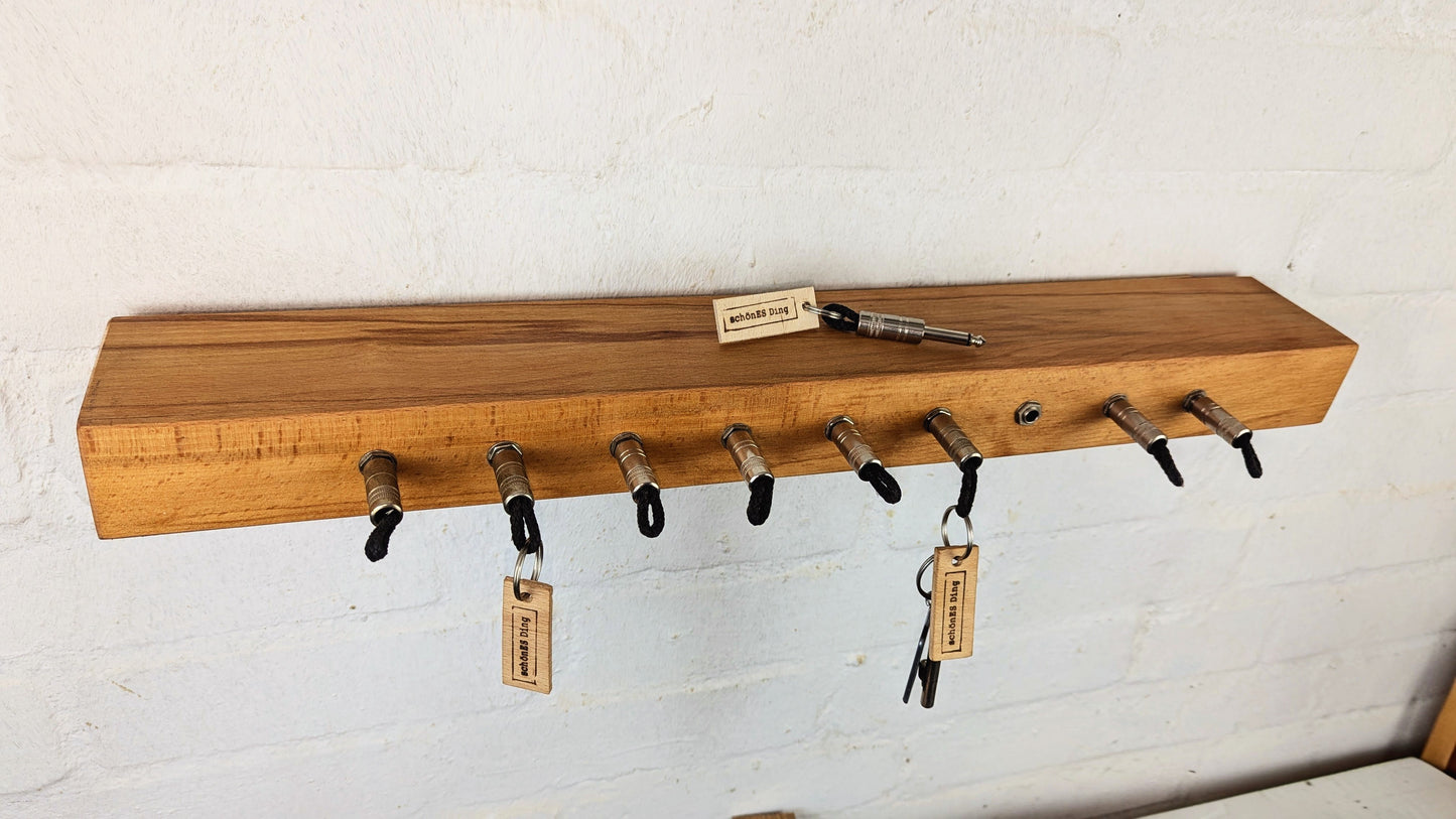 Board ist aus 5cm Buchenbohle, in die die Buchsen integriert sind.
Das Holz ist geschliffen und geölt.
Platz für 9 Schlüssel.
Auf der Rückseite befindet die die Wandaufhängung. Zwei Schrauben in die Wand, einhaken, fertig.