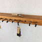 Board ist aus 5cm Buchenbohle, in die die Buchsen integriert sind.
Das Holz ist geschliffen und geölt.
Platz für 9 Schlüssel.
Auf der Rückseite befindet die die Wandaufhängung. Zwei Schrauben in die Wand, einhaken, fertig.