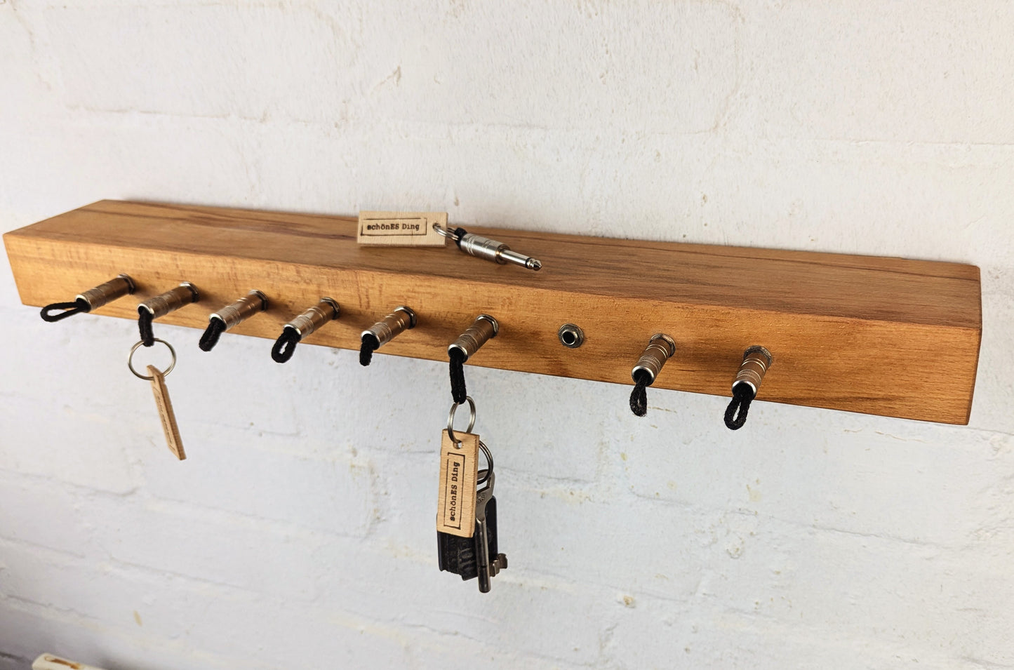 Board ist aus 5cm Buchenbohle, in die die Buchsen integriert sind.
Das Holz ist geschliffen und geölt.
Platz für 9 Schlüssel.
Auf der Rückseite befindet die die Wandaufhängung. Zwei Schrauben in die Wand, einhaken, fertig.