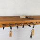 Board ist aus 5cm Buchenbohle, in die die Buchsen integriert sind.
Das Holz ist geschliffen und geölt.
Platz für 9 Schlüssel.
Auf der Rückseite befindet die die Wandaufhängung. Zwei Schrauben in die Wand, einhaken, fertig.